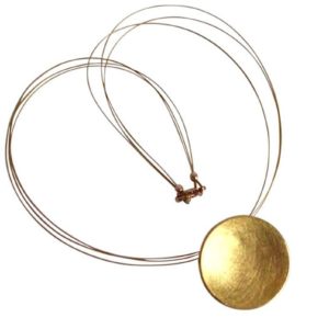 GEMSHINE Damenhalskette in hochwertiger Mattverarbeitung, 925 Silber vergoldet. Runder Designer Anhänger mit Kette. Made in Madrid / Spanien. Im eleganten Schmucketui mit Geschenkverpackung
