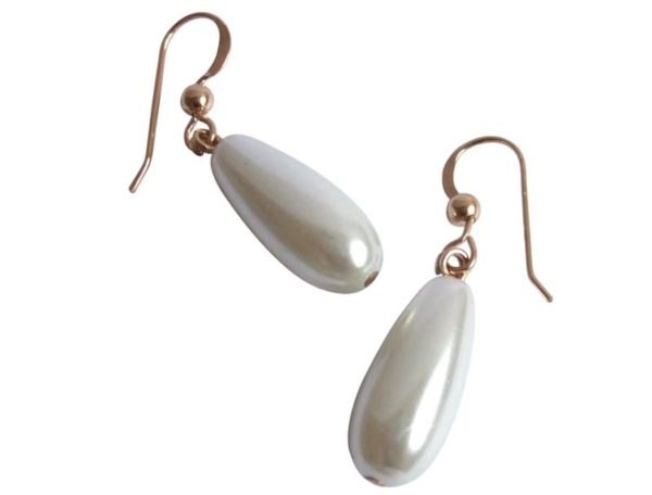 GEMSHINE Damenohrringe mit weißen Perlen Tropfen. 2,5 cm lange hochwertig vergoldete Ohrhänger - Made in München / Germany - Im eleganten Schmucketui mit Geschenkverpackung geliefert. - Image 3
